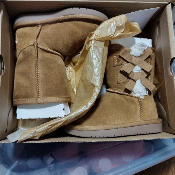 Koolaburra Other - Toddler size 6 Koolaburra Victoria short boot